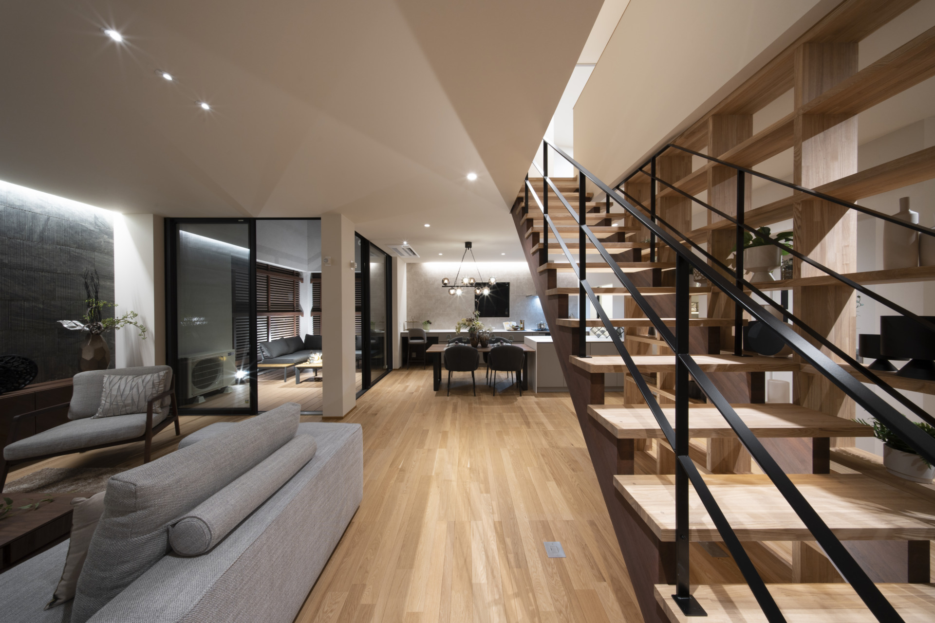 スケルトン階段が魅せる 大空間の広がる家の写真