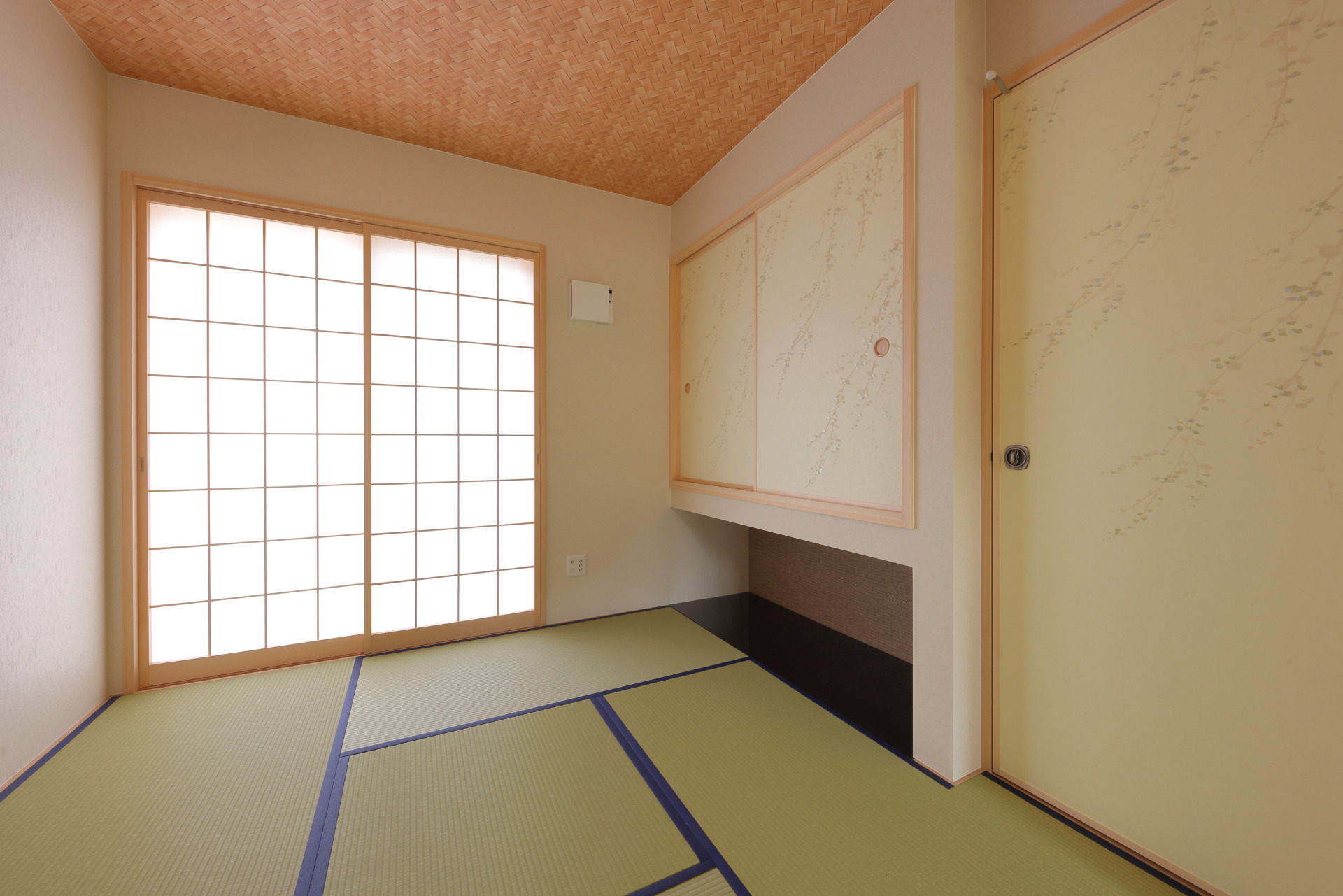 生駒山の借景を楽しむ、本格的な現代和風邸宅の写真